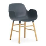 Form Armchair stoel met eiken onderstel blauw