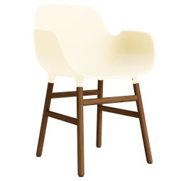 Form Armchair stoel met walnoten onderstel creme