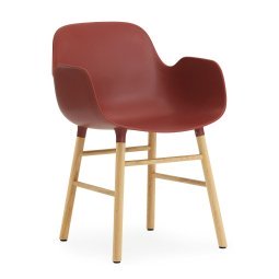 Form Armchair stoel met eiken onderstel rood