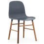 Form Chair stoel met walnoten onderstel, blauw