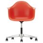 Eames PACC stoel, draaibaar met wielen poppy red