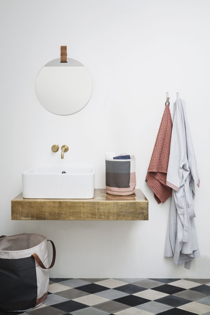 Badkamer Badkamer inspiratiefoto met Ferm Living Spiegels