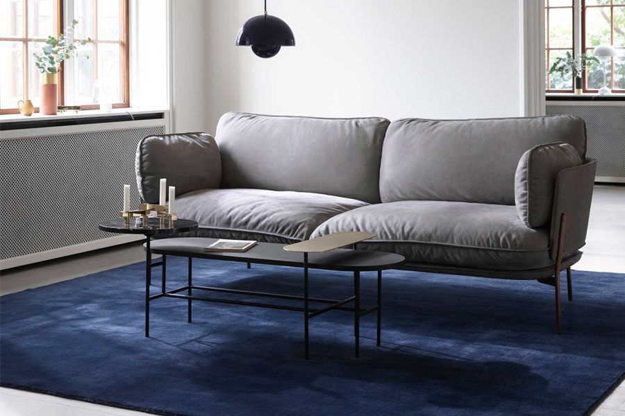 Een vloerkleed van velours straalt luxe uit en zorgt voor verbinding als je ervoor zorgt dat een deel of het gehele meubel of accessoire in de zithoek zich op het kleed bevindt