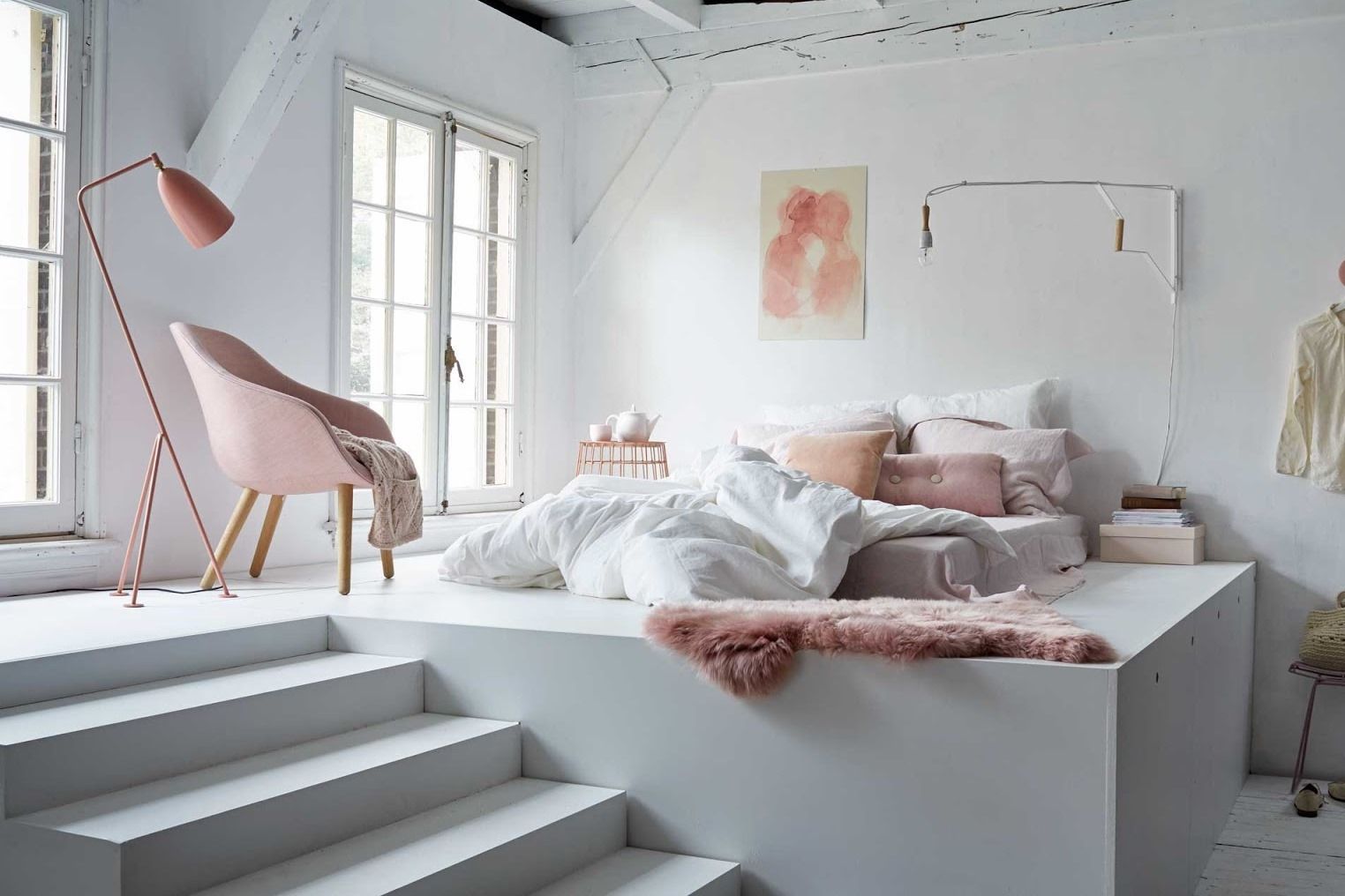 Door het bed te verhogen creëer je vierkante meters onder je ‘slaapkamer’. 