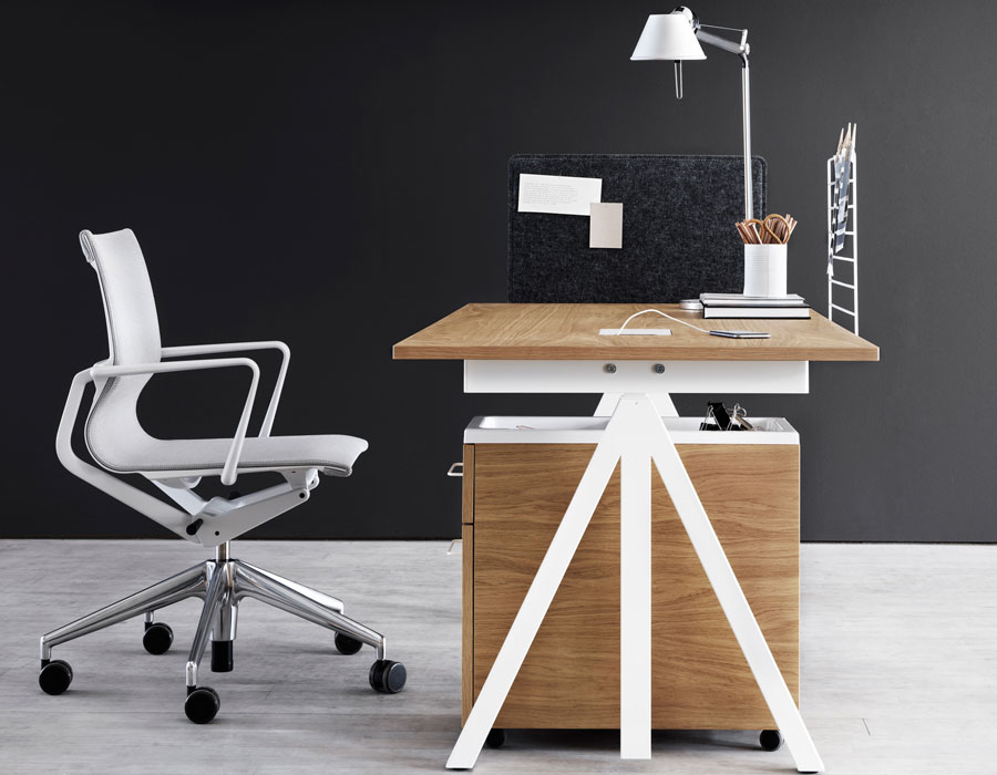 Met een in hoogte verstelbaar bureau kun je staand en zittend werken afwisselen. Het in hoogte verstelbare Work Desk bureau van String Furniture is daar een perfect voorbeeld van. Zorg ervoor dat als je staand werkt, je de juiste houding aanneemt: laat je ellebogen in een hoek van 40 graden op het tafelblad rusten.